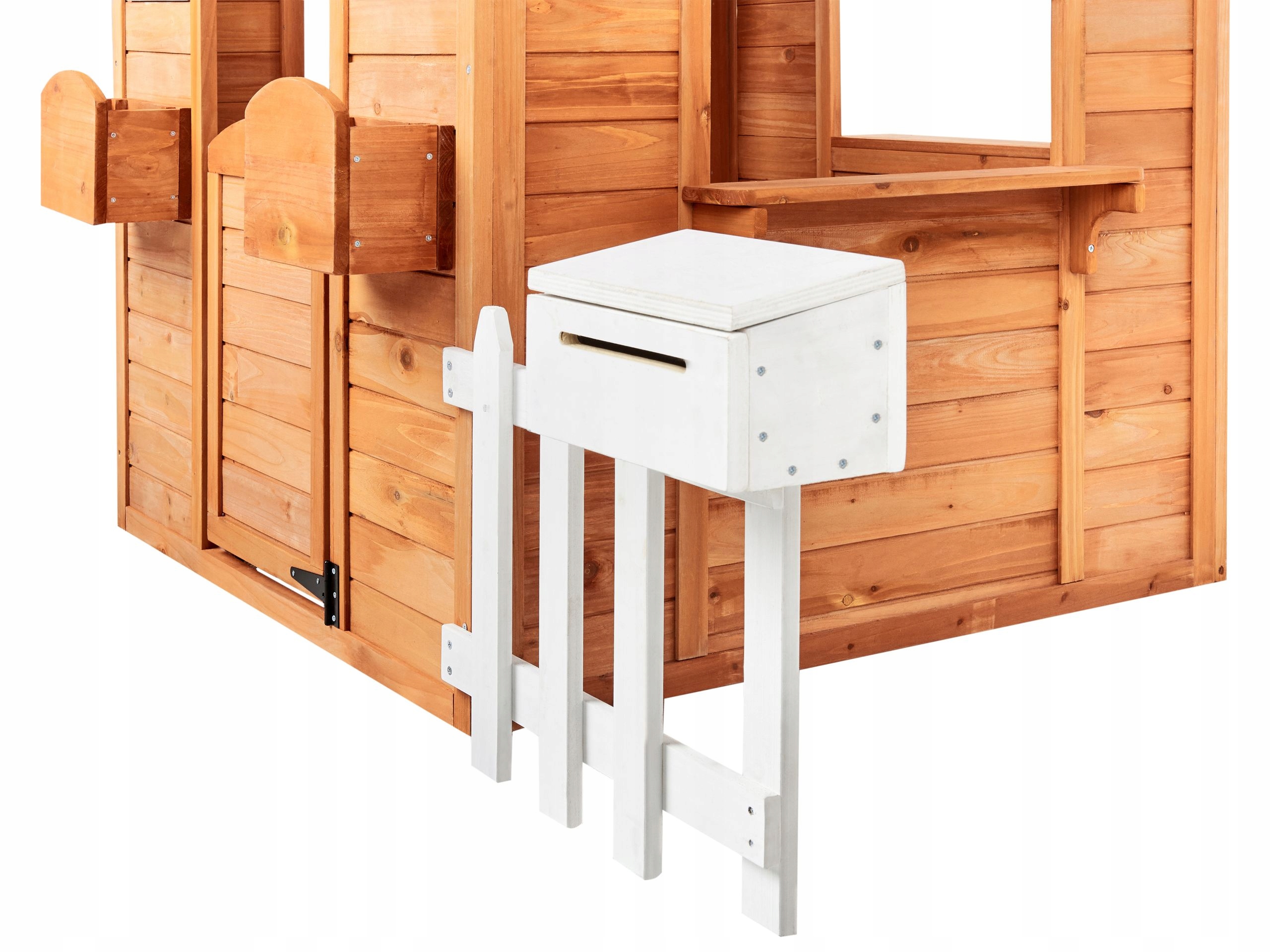 Urokliwe elementy dekoracyjne – ławka, donice i skrzynka pocztowa