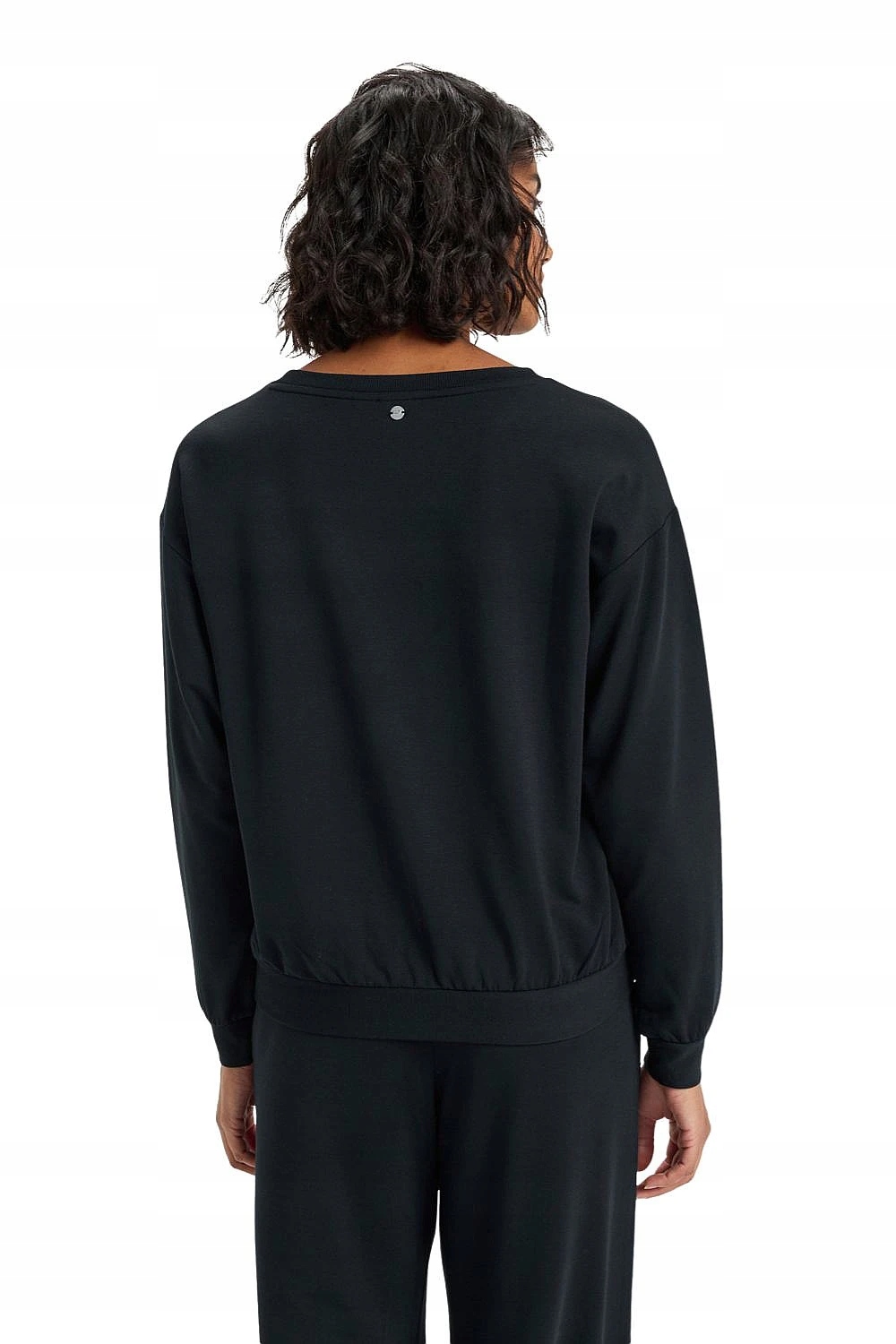 Luźny krój z elastycznymi mankietami