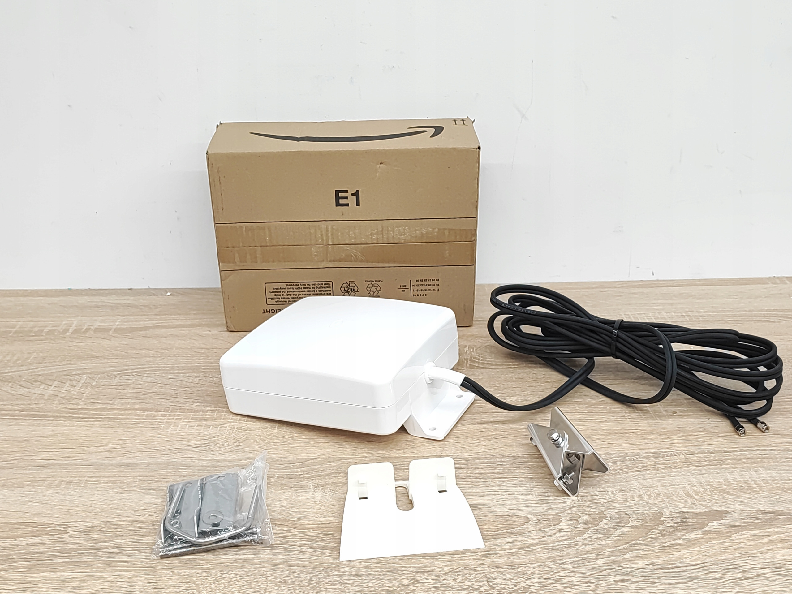 Łatwy montaż na ścianie lub maszcie