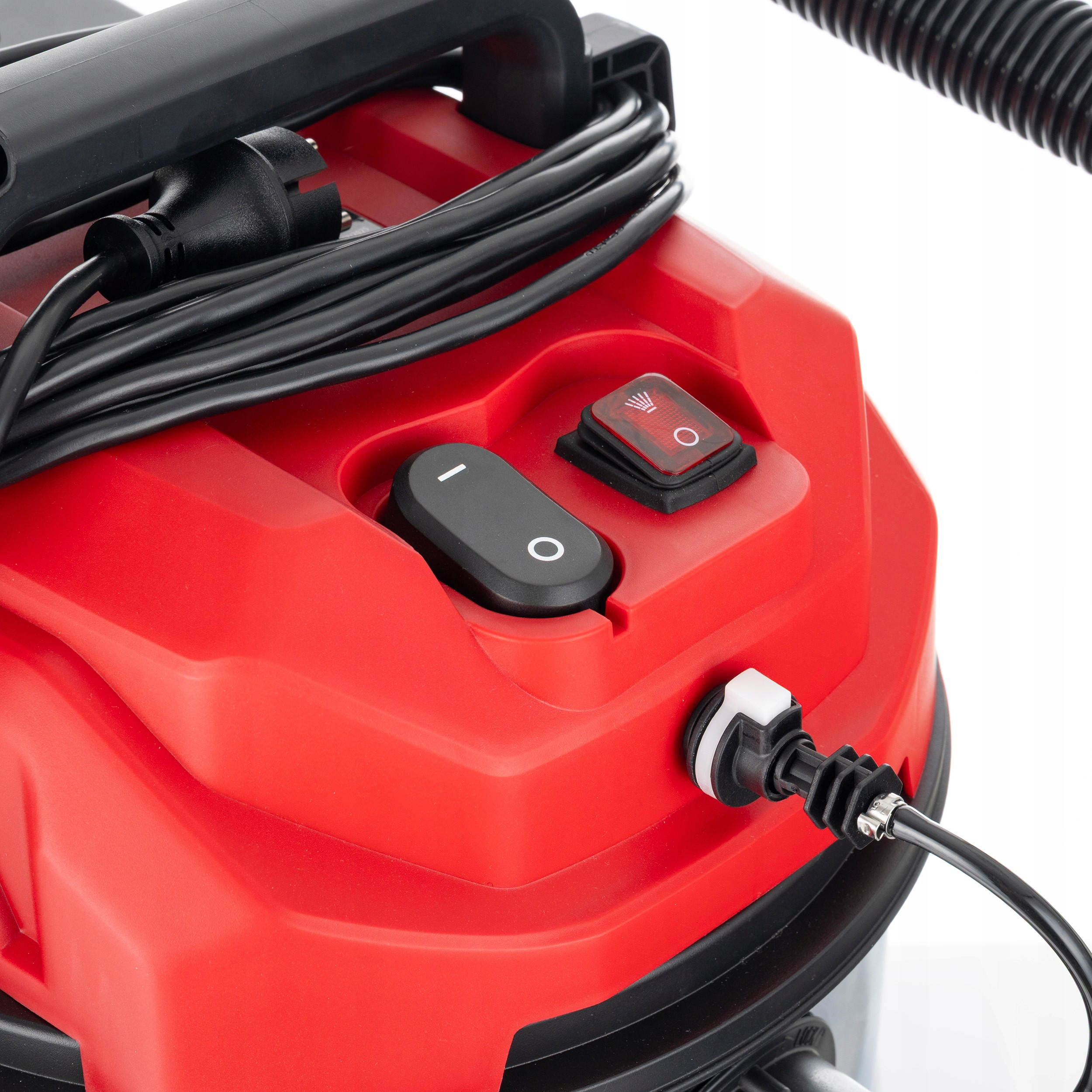 Wygodne zbiorniki na wodę i detergent dla dłuższego użytkowania