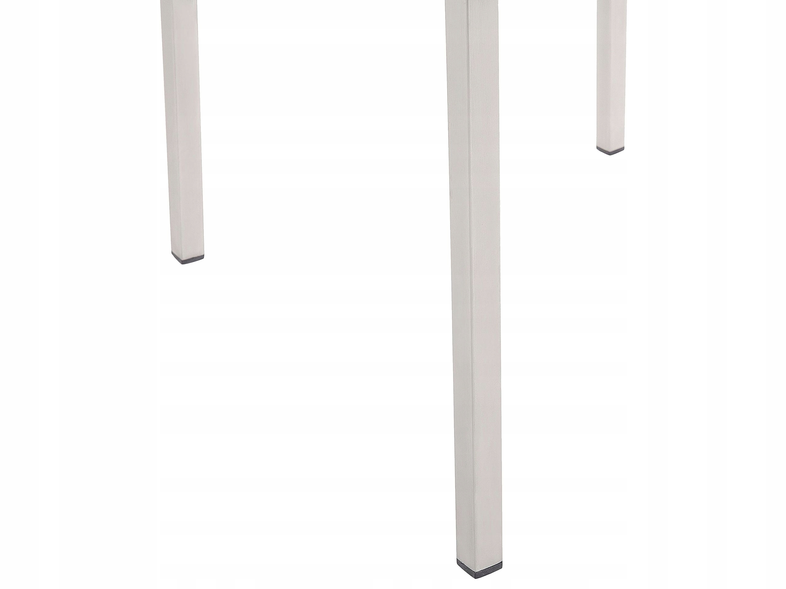 Wygodne krzesła i przestronny stół