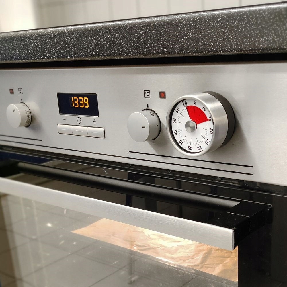 Klasyczny analogowy design z magnesem