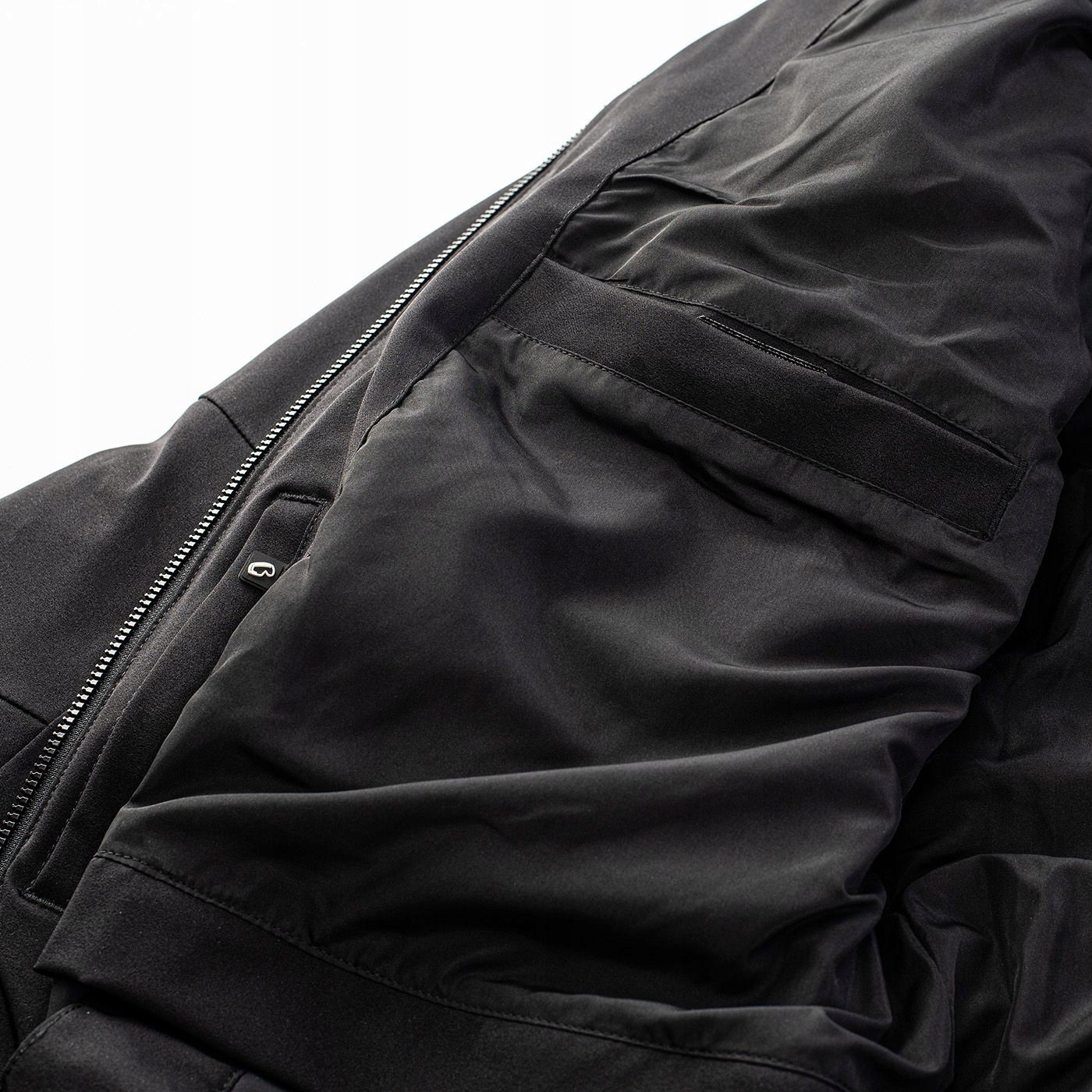 Komfortowe detale: kieszeń na skipass i pas przeciwśnieżny