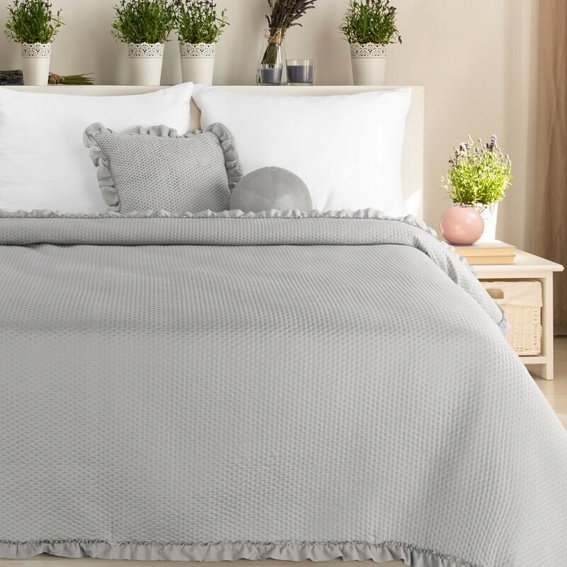 Narzuta Falbanka 170x210 – Elegancka i funkcjonalna kapa na łóżko