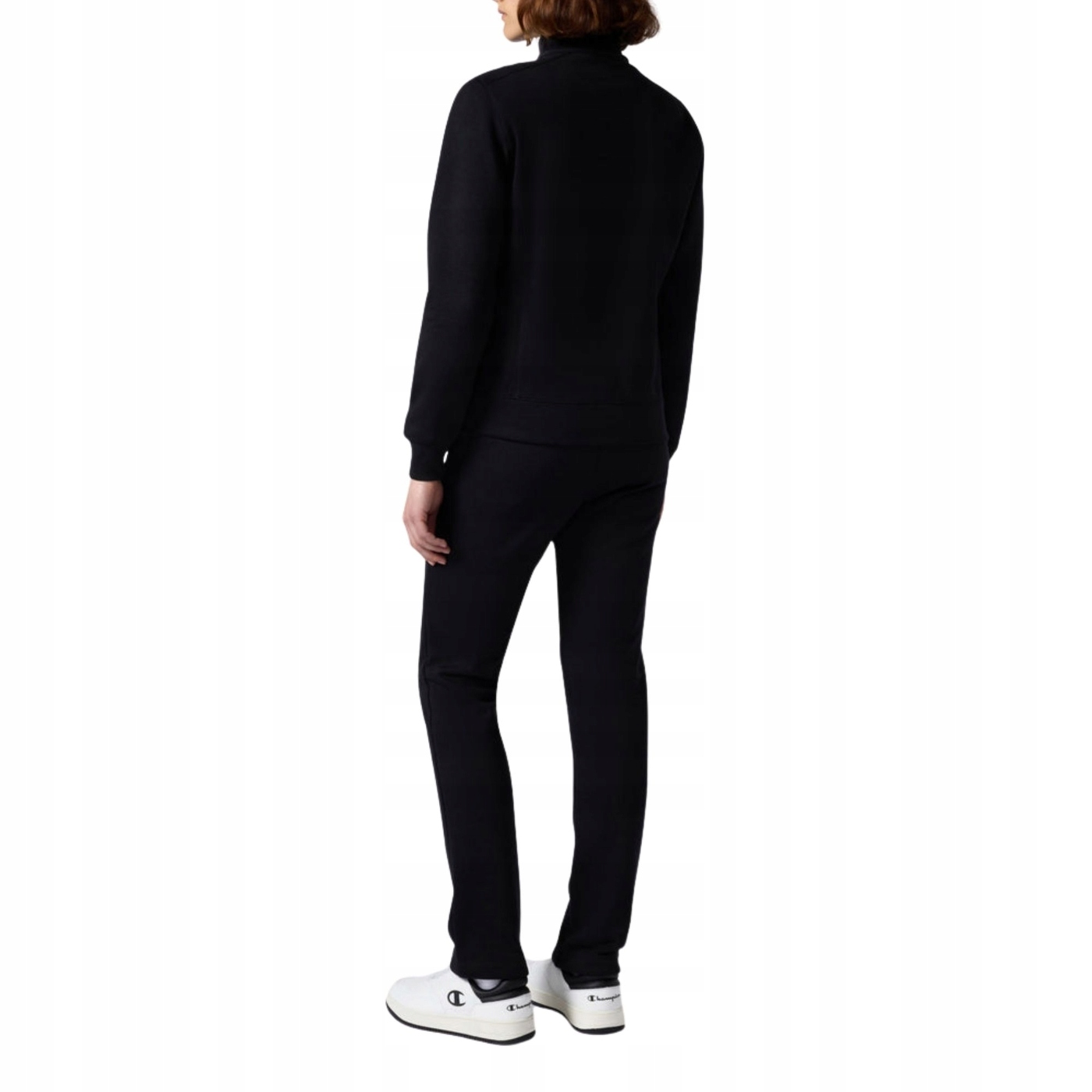 Praktyczne detale – Otwarte kieszenie i regulowana talia