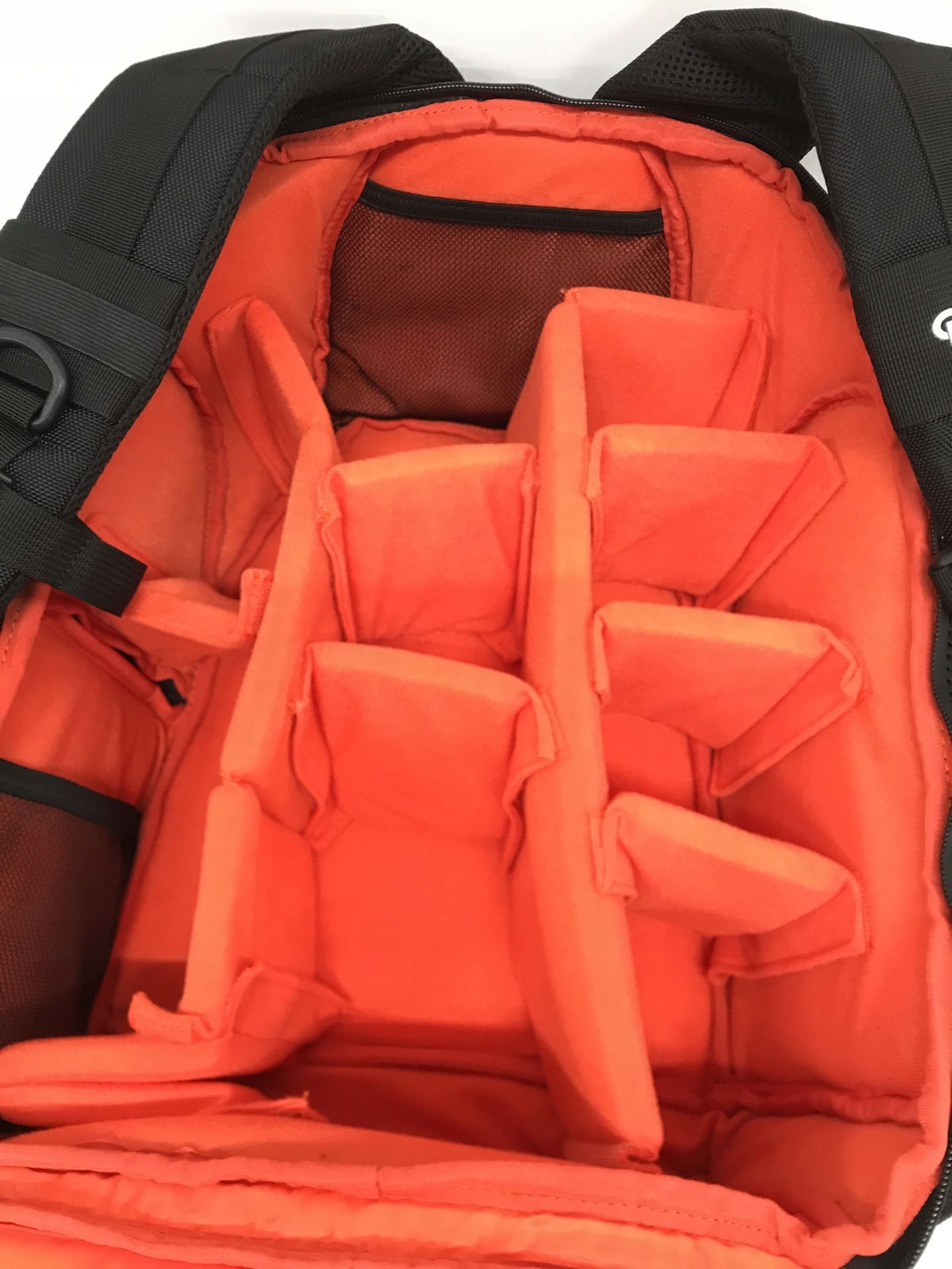 Elastyczna kieszeń na aparat – Dostosuj wnętrze plecaka do swoich potrzeb