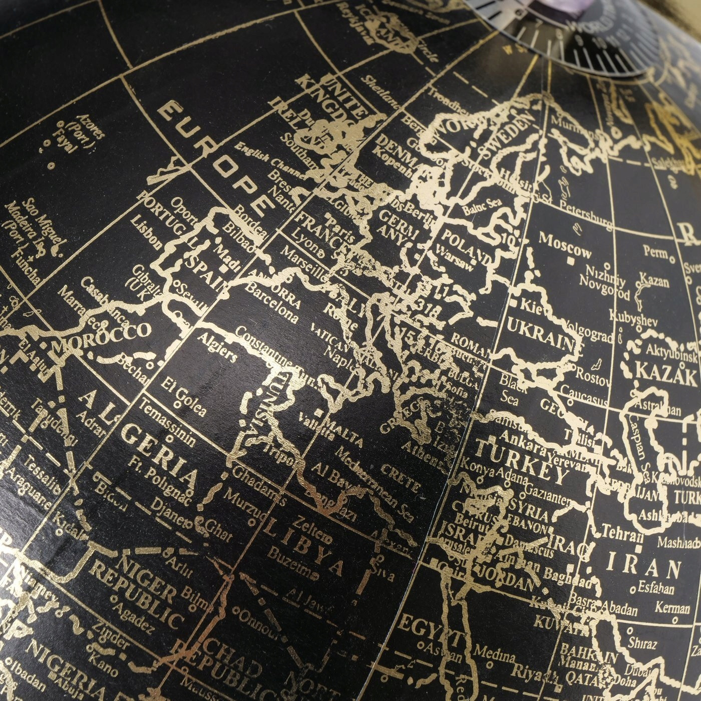Wyjątkowy design z ręcznie wykonanymi złotymi mapami