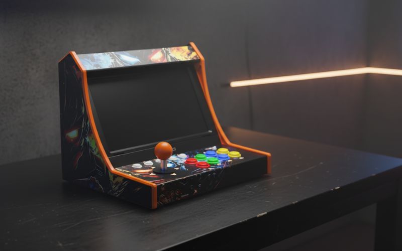 Kontroler YAXO Arcade Arena do Nintendo Switch i Nintendo Switch 2 w stylu automatu arcade, widok z przodu na stole