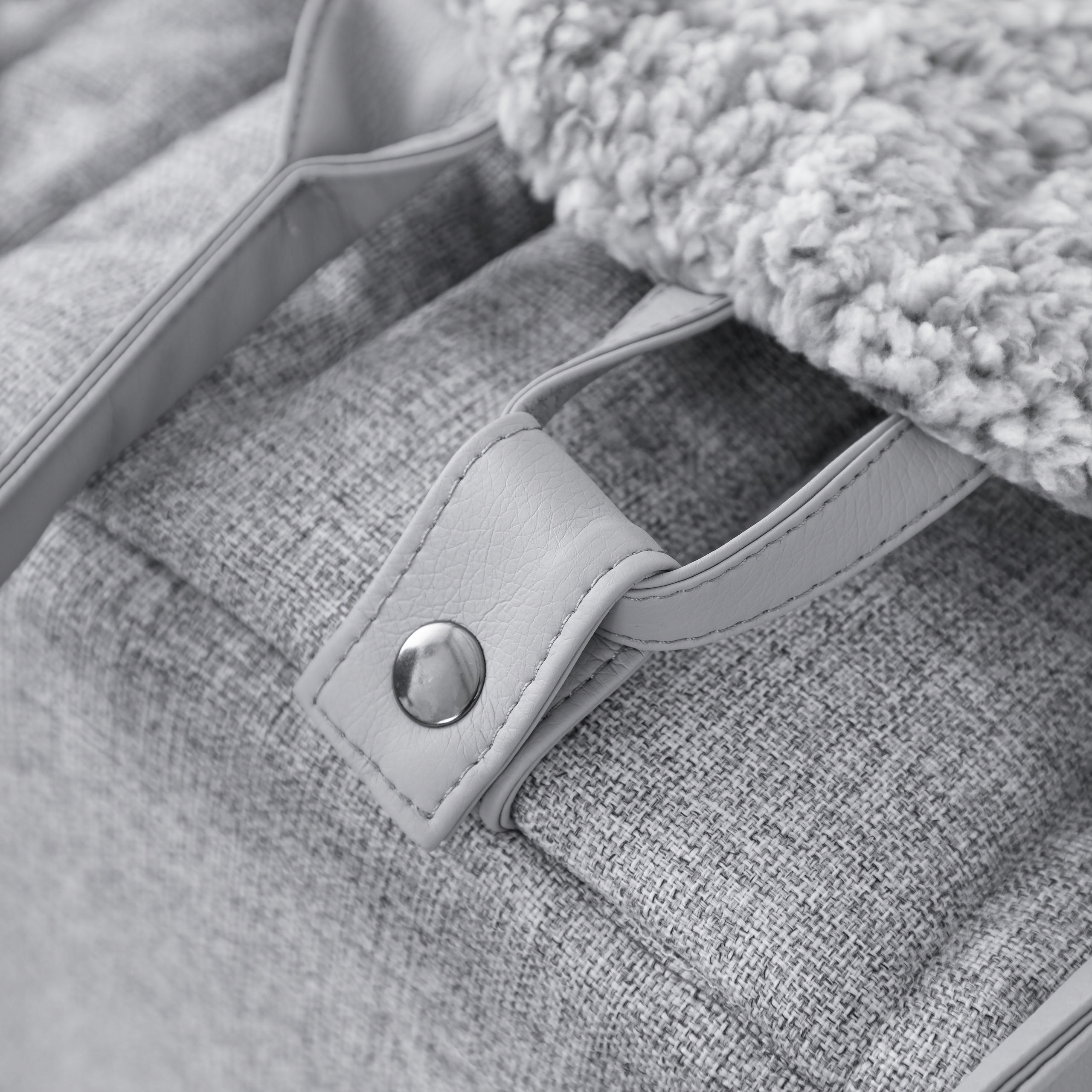 Bezpieczeństwo i komfort podróży dla małych psów i kotów