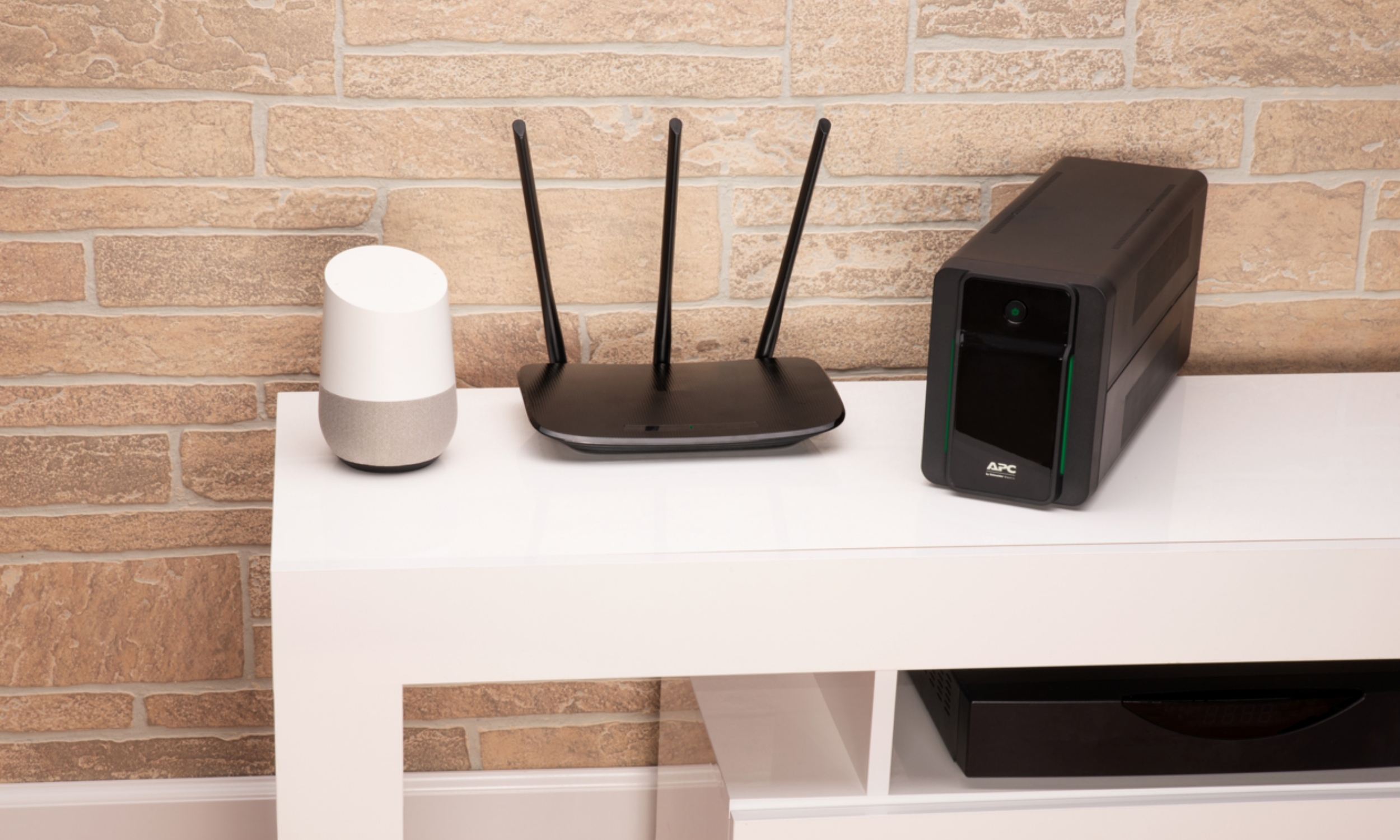 Złącza i porty – 4 gniazda AC i port USB