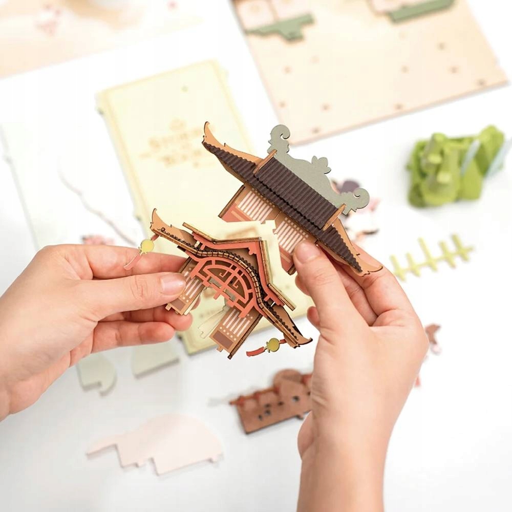 Miniaturowy domek w stylu kwitnącej wiśni