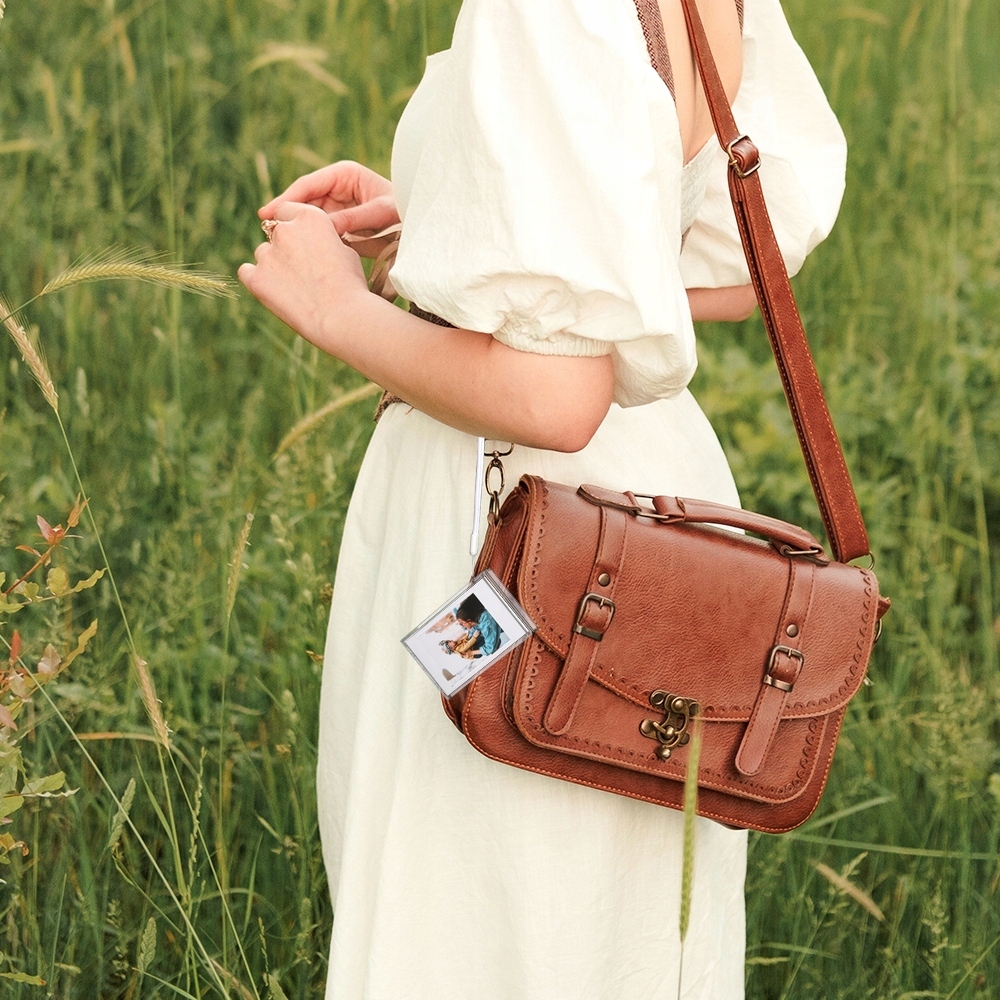 Możliwość postawienia i zawieszenia – Idealna ekspozycja w każdym wnętrzu