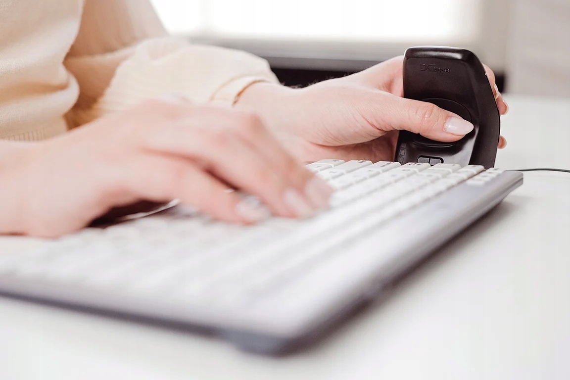 Ergonomiczny układ oburęczny – Komfort użytkowania przez długie godziny