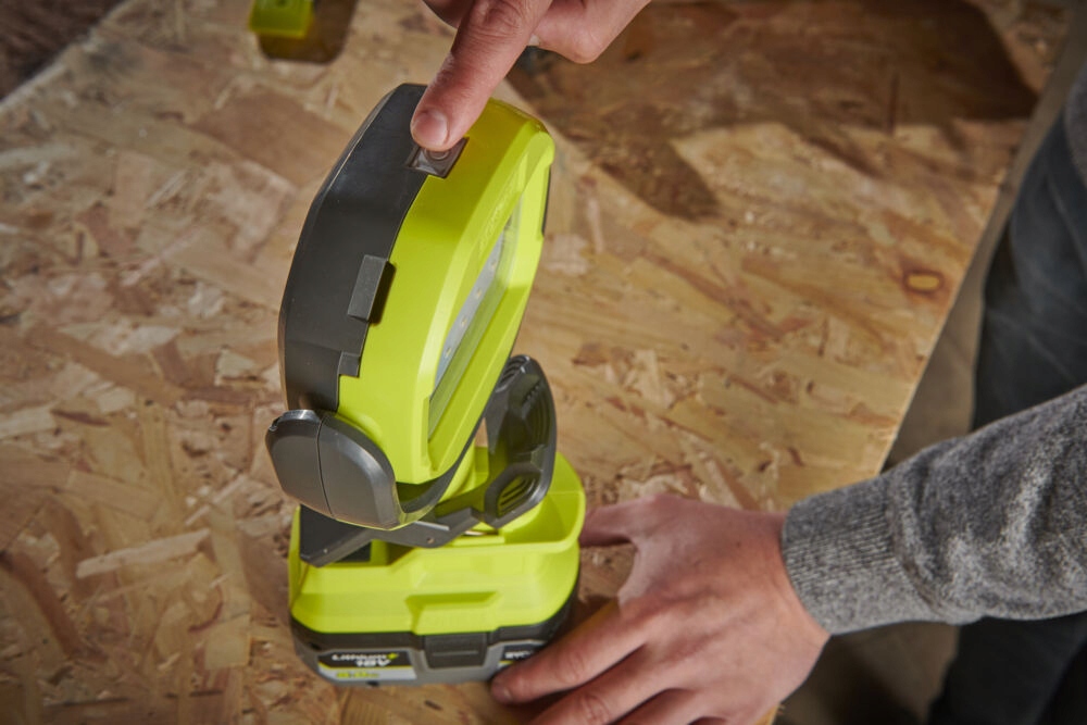 Funkcje regulacji jasności i obrotowa głowica