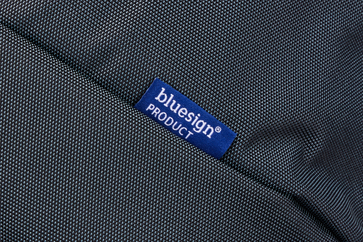 Funkcjonalne kieszenie na akcesoria i klucze