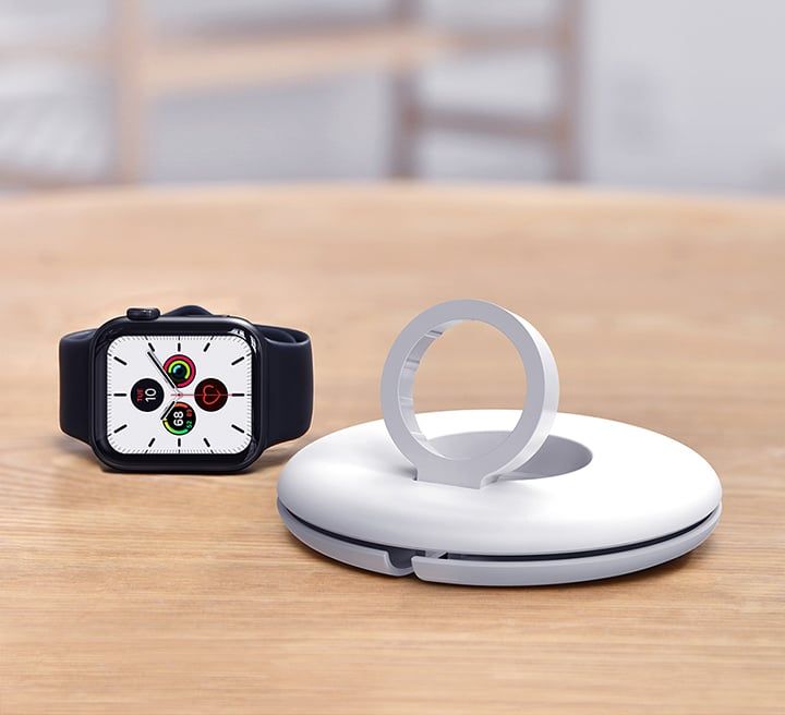 Organizer na ładowarkę dla Apple Watch na biurku obok smartwatcha.
