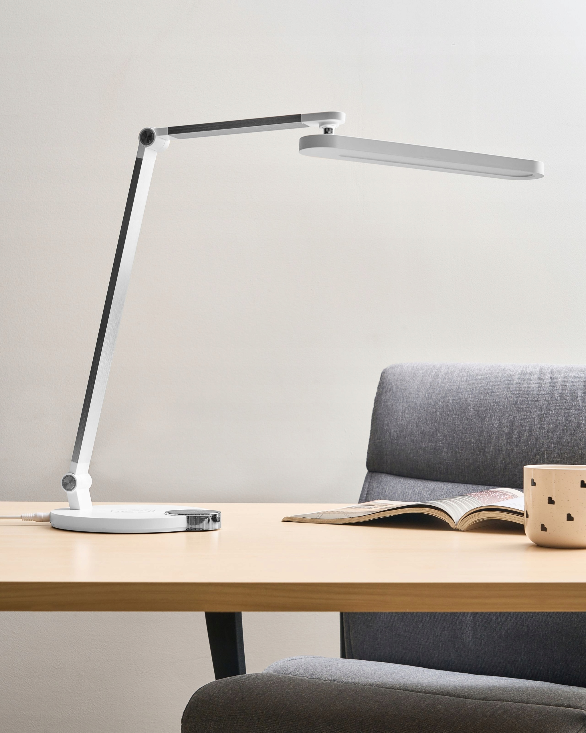 Lampa biurkowa LED CAROY z ładowarką indukcyjną – Nowoczesne oświetlenie do Twojego biura