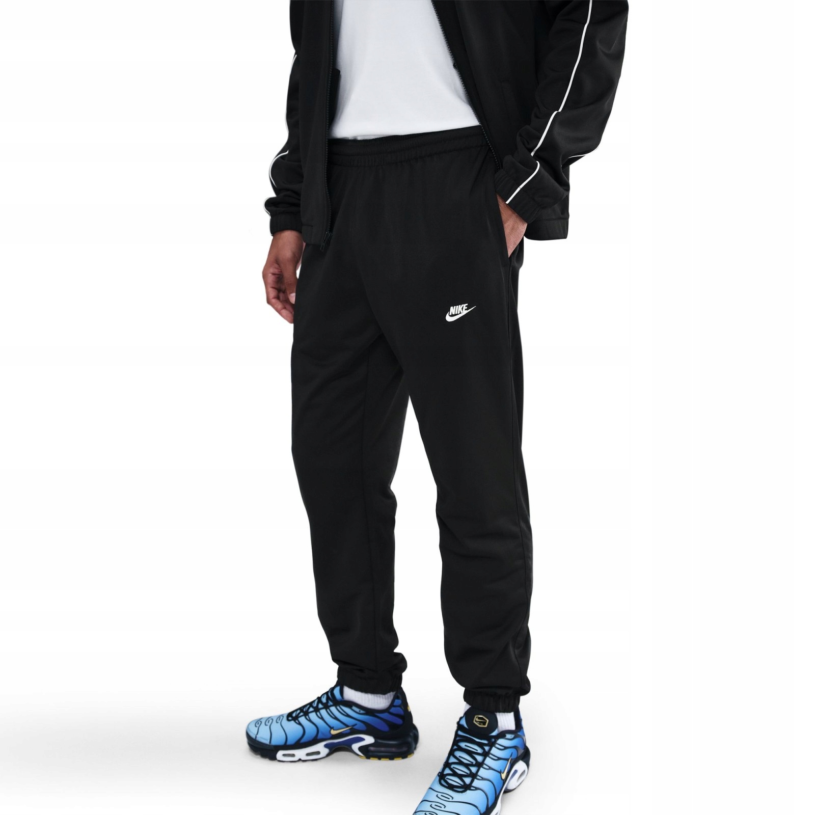 Sportowy styl – Wyszywane logo Nike Futura