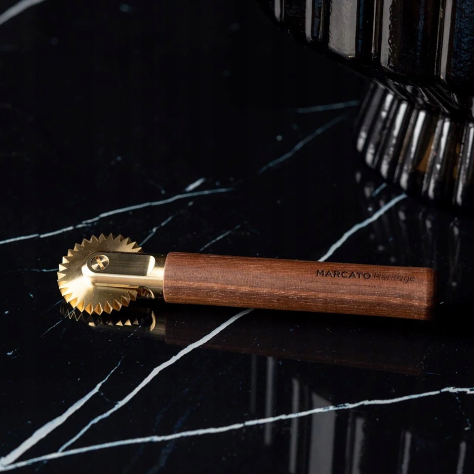 Wysokiej jakości materiały – Mosiądz i drewno gruszkowe