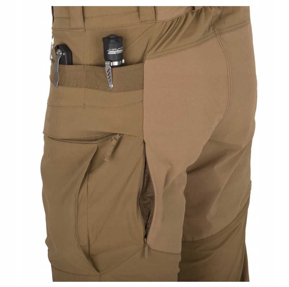 Obszerne kieszenie cargo z wewnętrznym organizerem