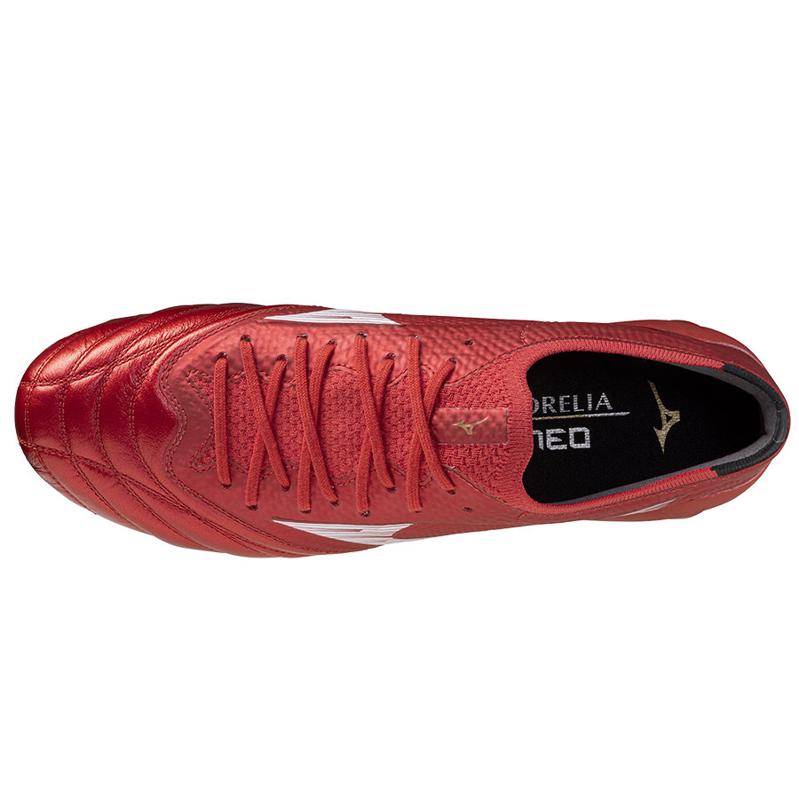 Stylowy czerwony kolor – Wyróżnij się na boisku