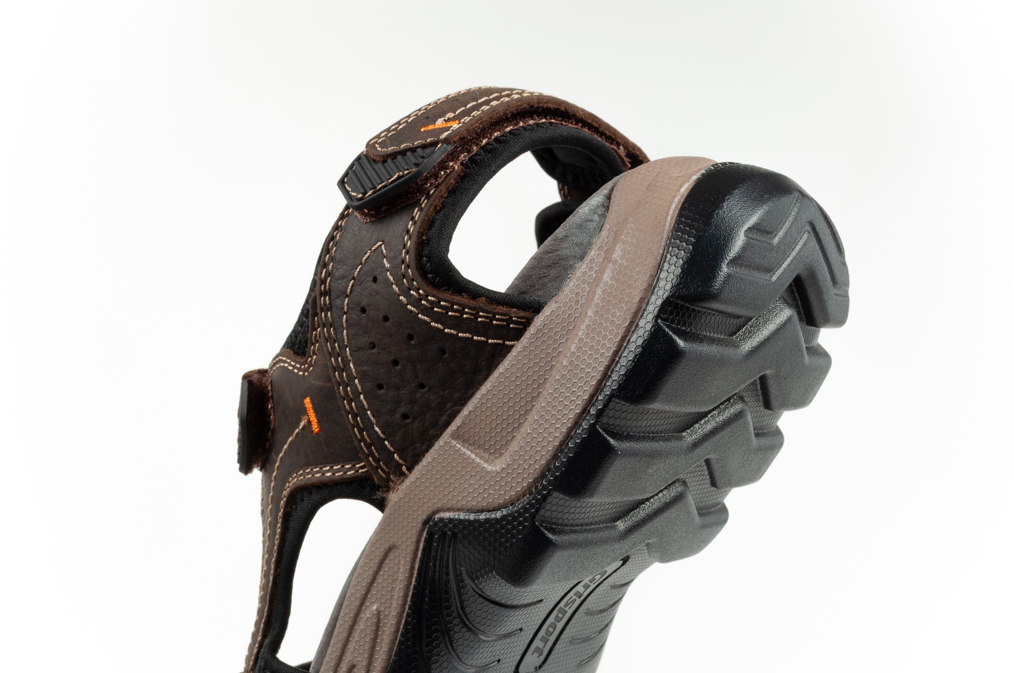 Kolor brązowy z pomarańczowymi akcentami - modny wygląd