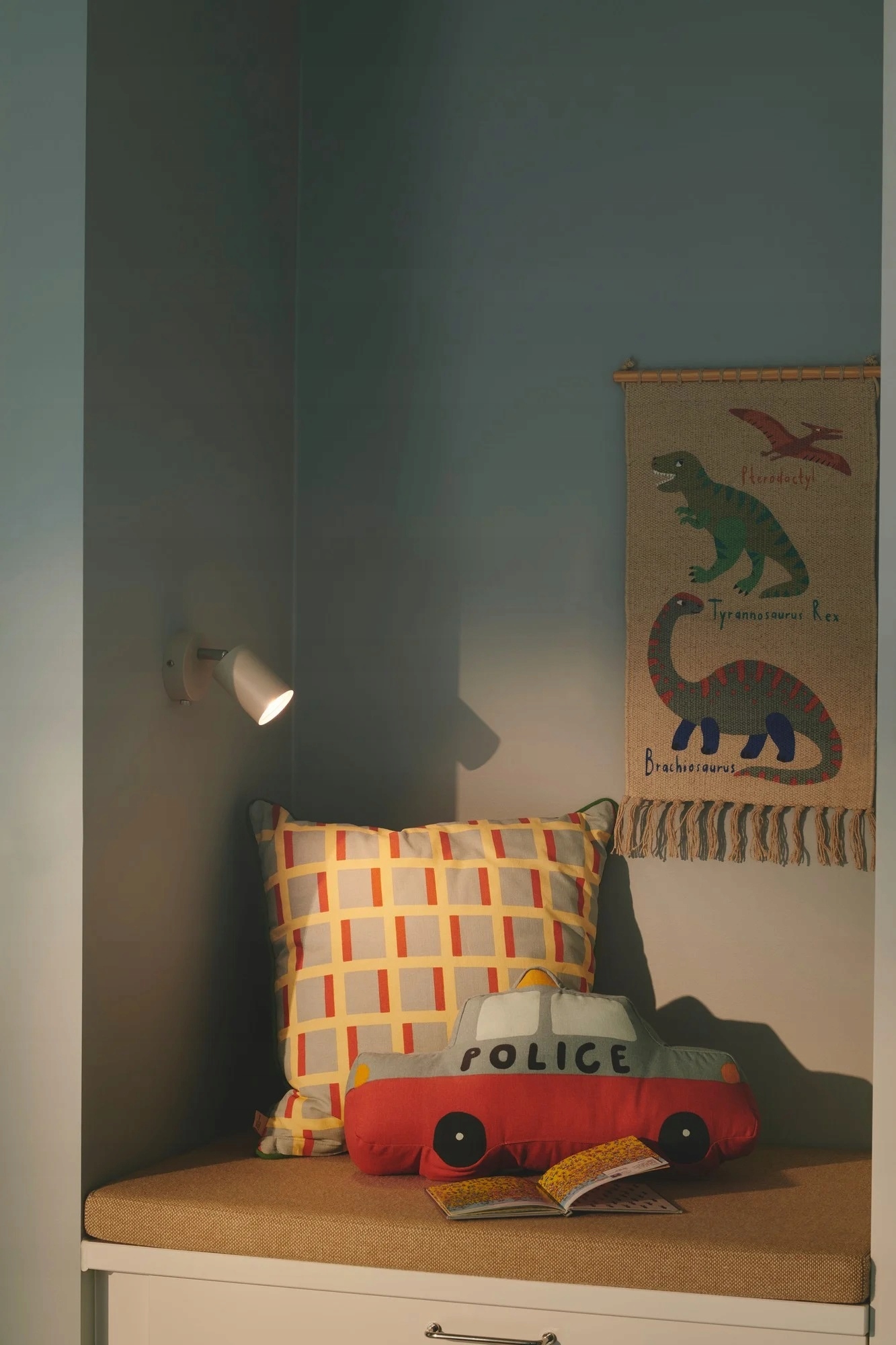 Regulowana lampa ścienna EXPLORE 2113251009 – Elegancja i funkcjonalność w Twoim wnętrzu