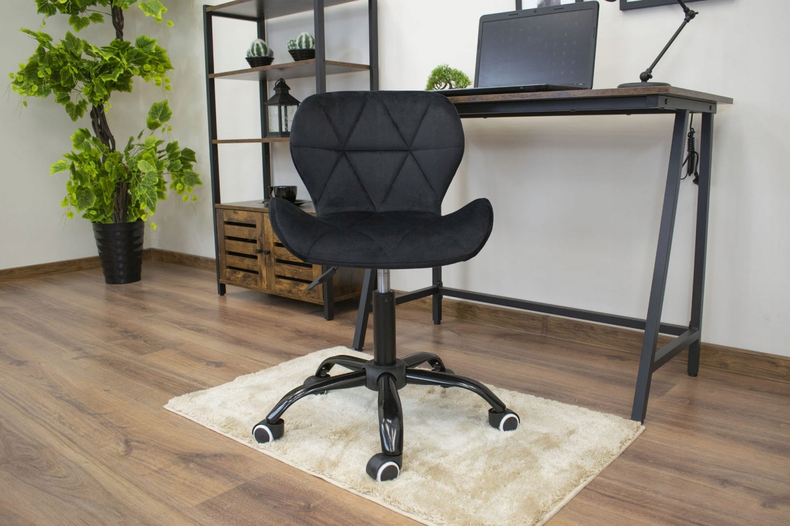 Stabilna pięcioramienna podstawa z gumowymi kółkami