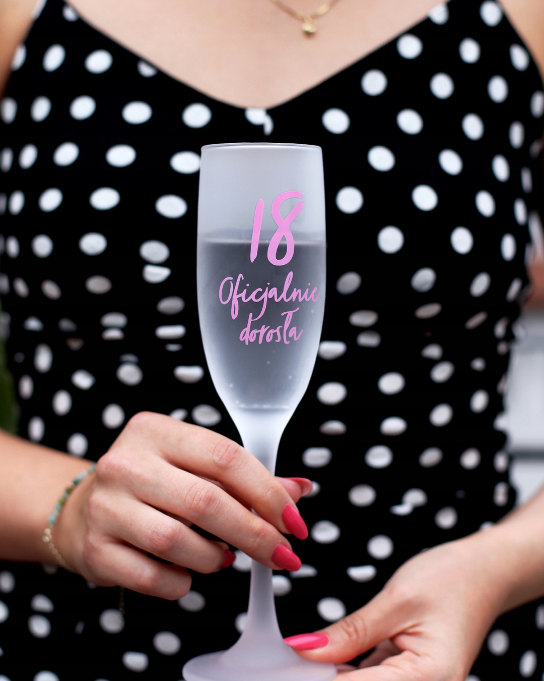 Stylowy design z napisem „18 Oficjalnie dorosła”
