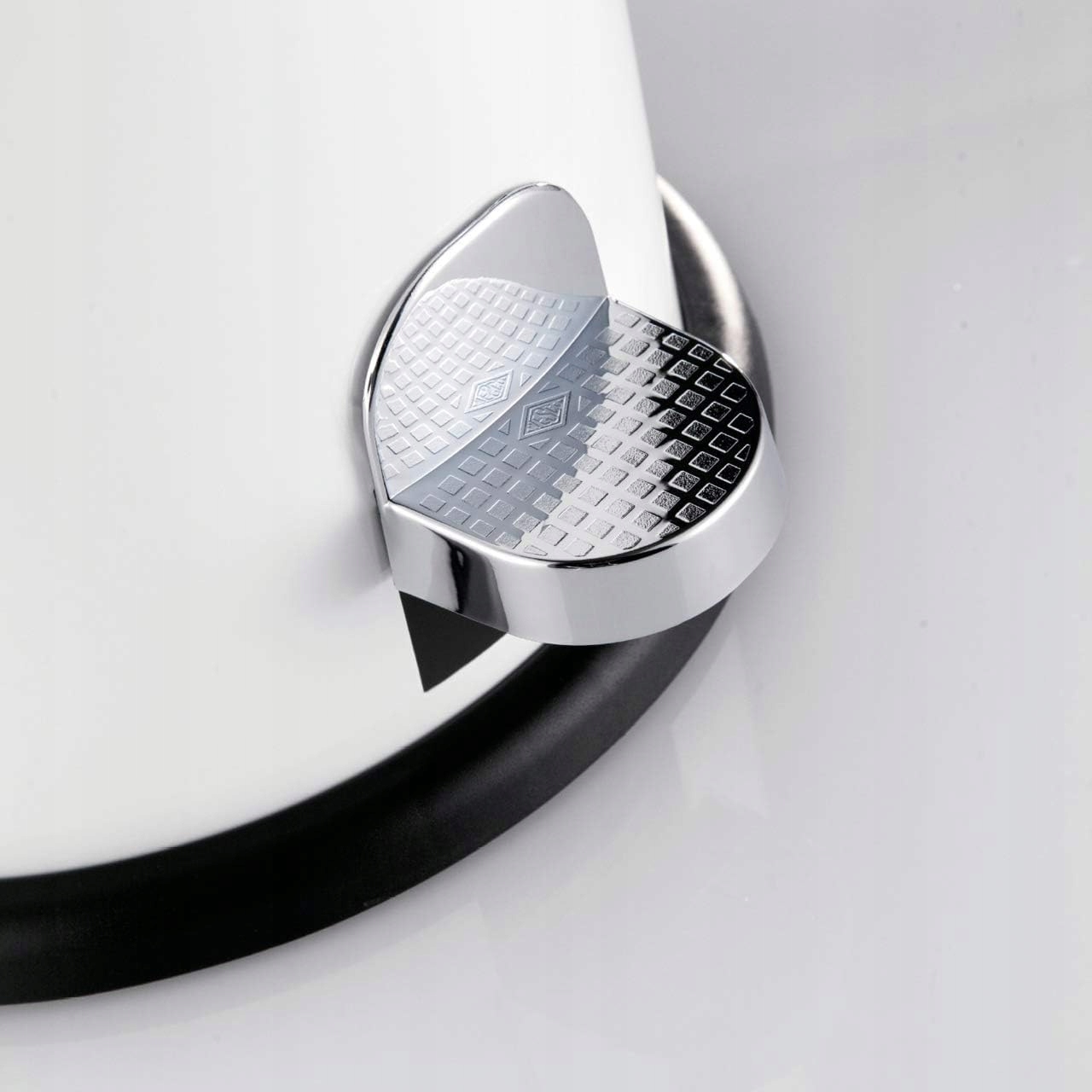 Wbudowany amortyzator dla cichego zamykania