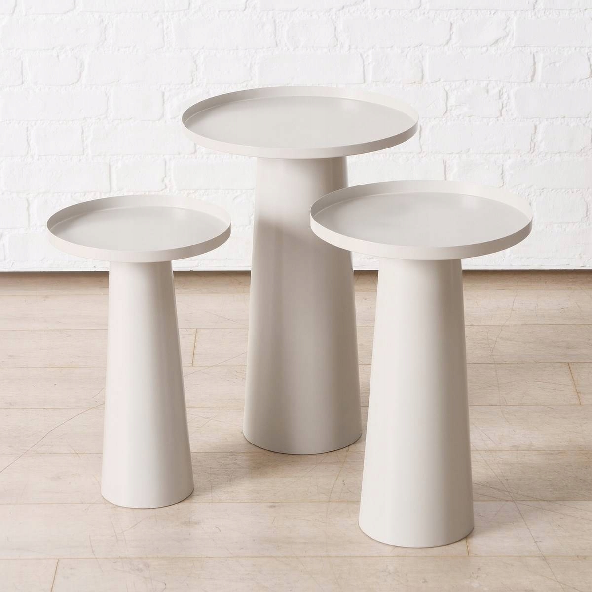 Różne rozmiary stolików – Elastyczność w aranżacji przestrzeni