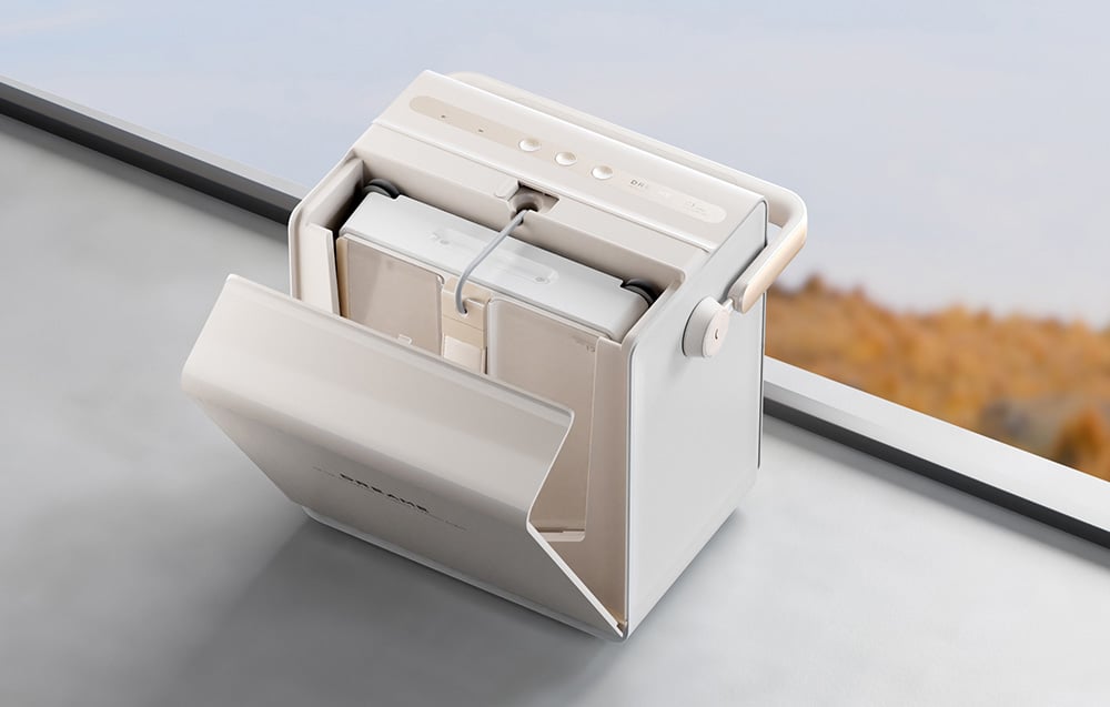 Otwarta stacja z robotem Dreame C1 Station umieszczonym w środku i przewodem podłączonym do urządzenia