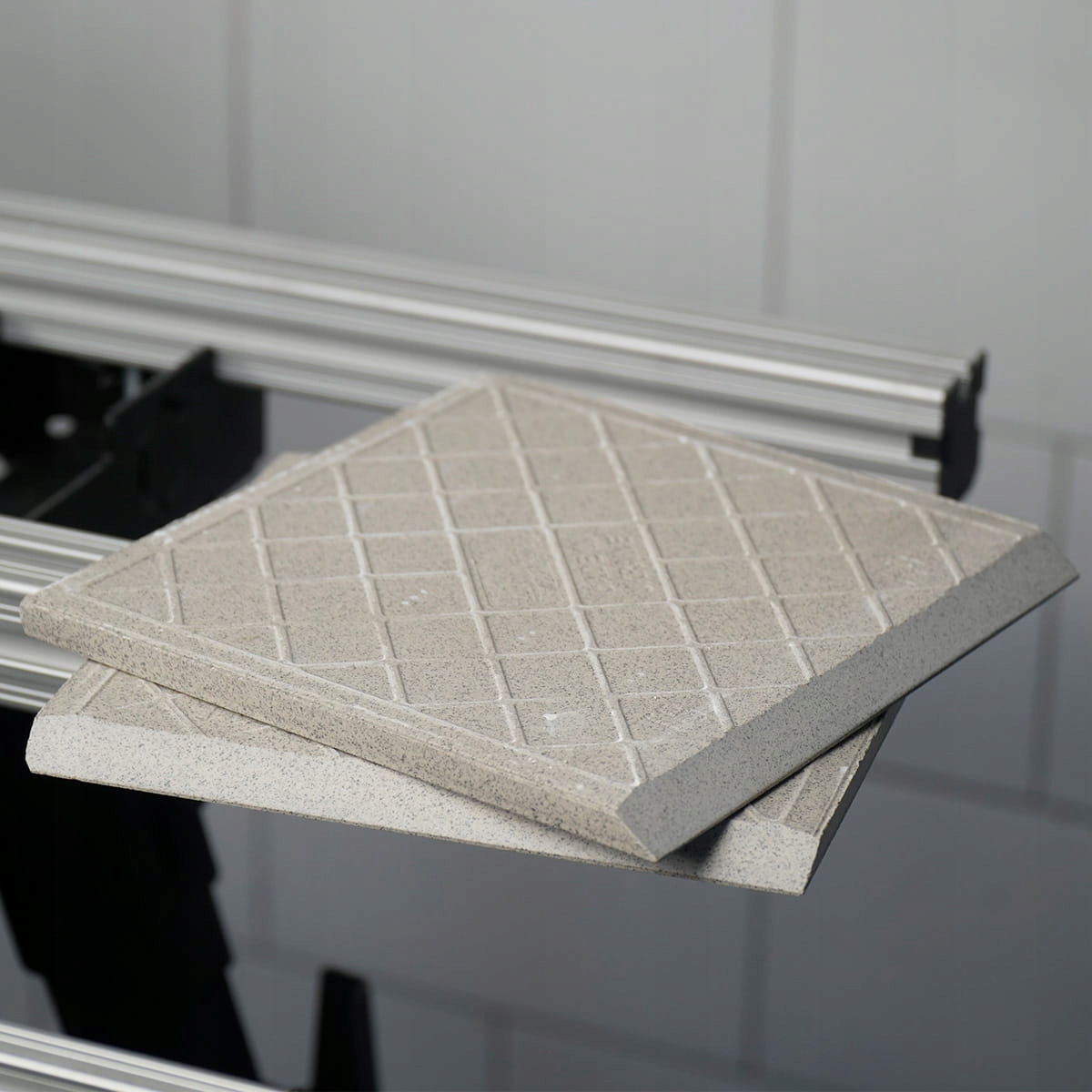 Regulacja odsysania pyłu – Ułatwienie w pracy z różnymi grubościami płytek