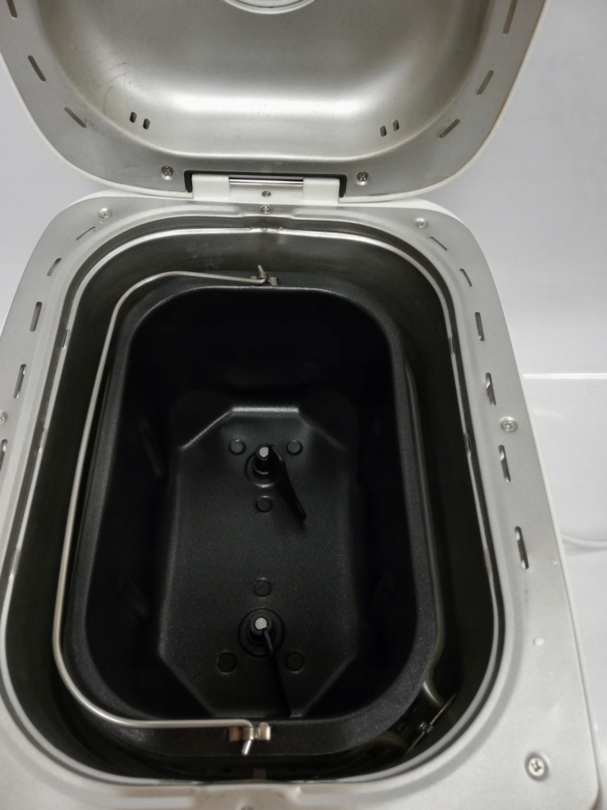 Perfekcyjne pieczenie z mocą 850 W i dwoma elementami grzewczymi