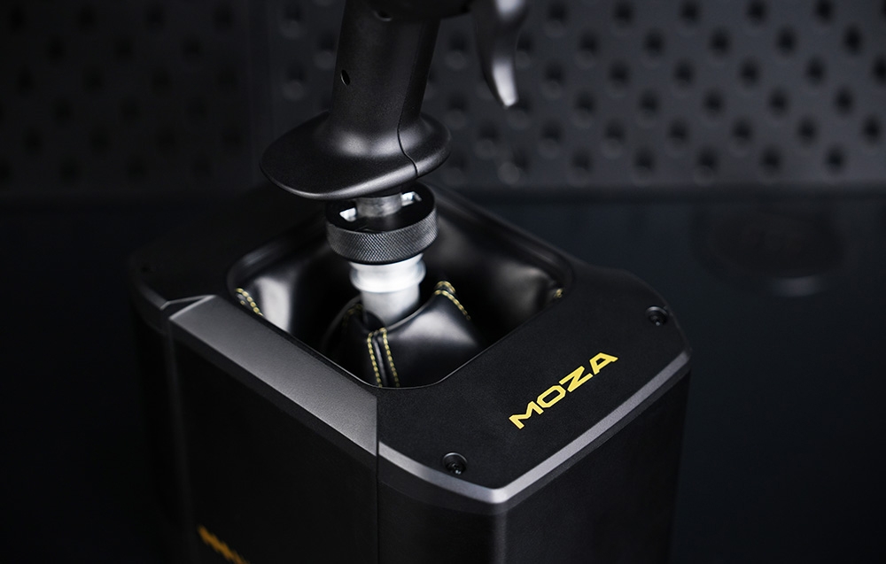 Detal mechanizmu mocowania drążka do bazy z widocznym logo producenta.