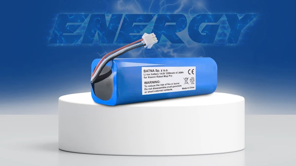 zamienna bateria do odkurzaczy xiaomi w kolorze niebieskim z białą etykietą i przewodem z wtyczką na białej podstawce