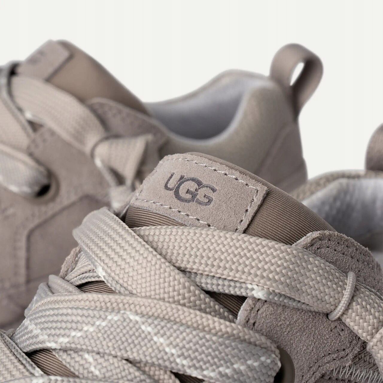 Detale, które przyciągają uwagę – logo UGG i pasek na pięcie