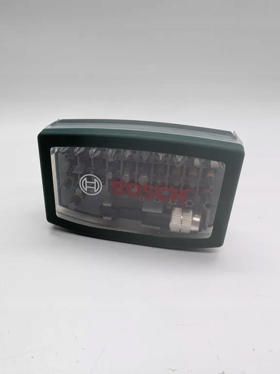 Adapter z wbudowanymi magnesami dla pewnego mocowania