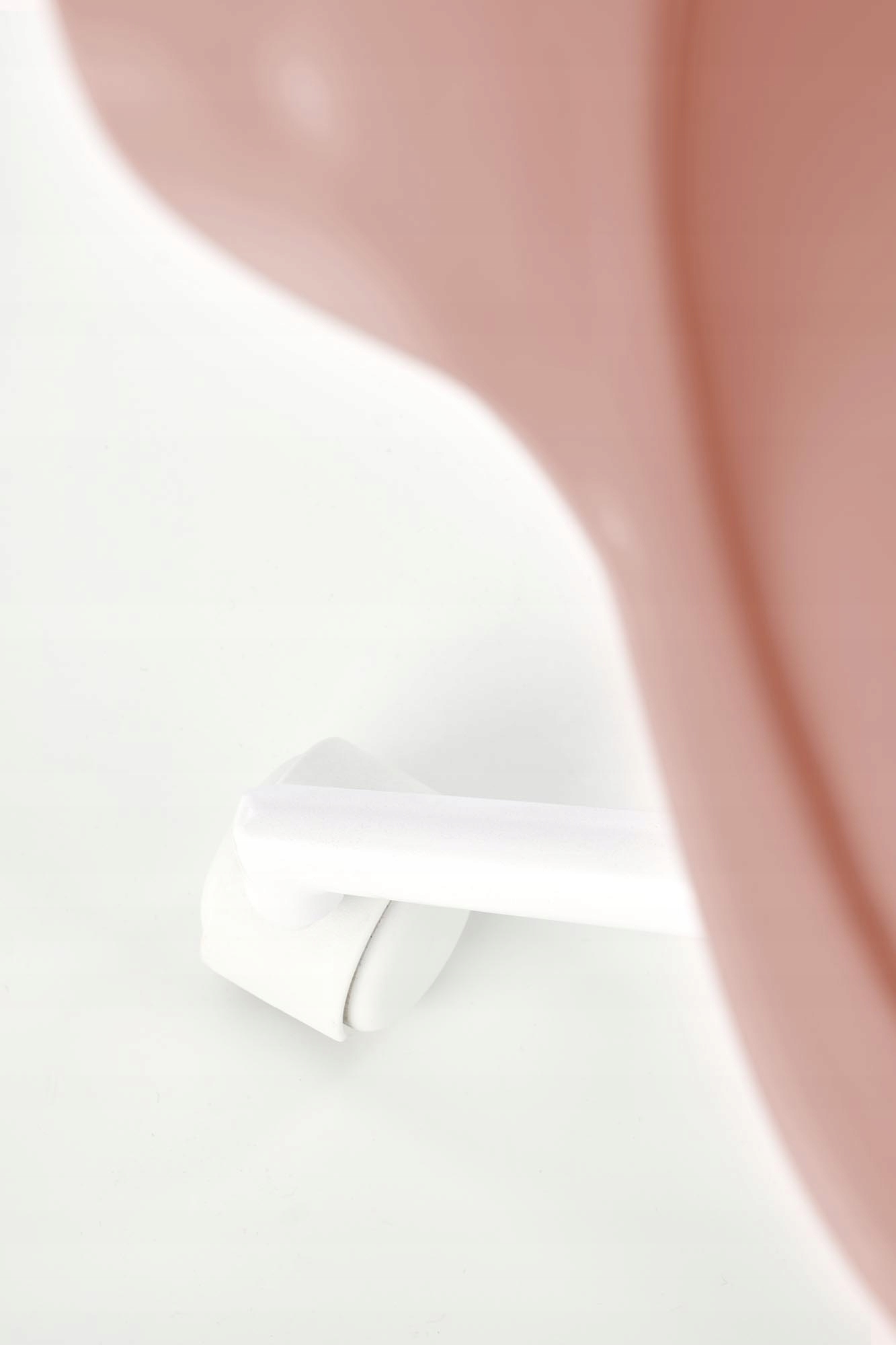 Stylowy design w różowo-białej kolorystyce