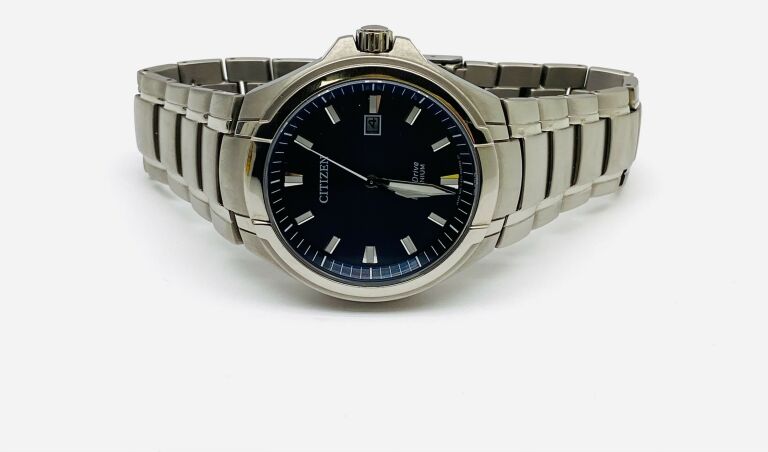 Klasyczny design z bransoletą tytanową