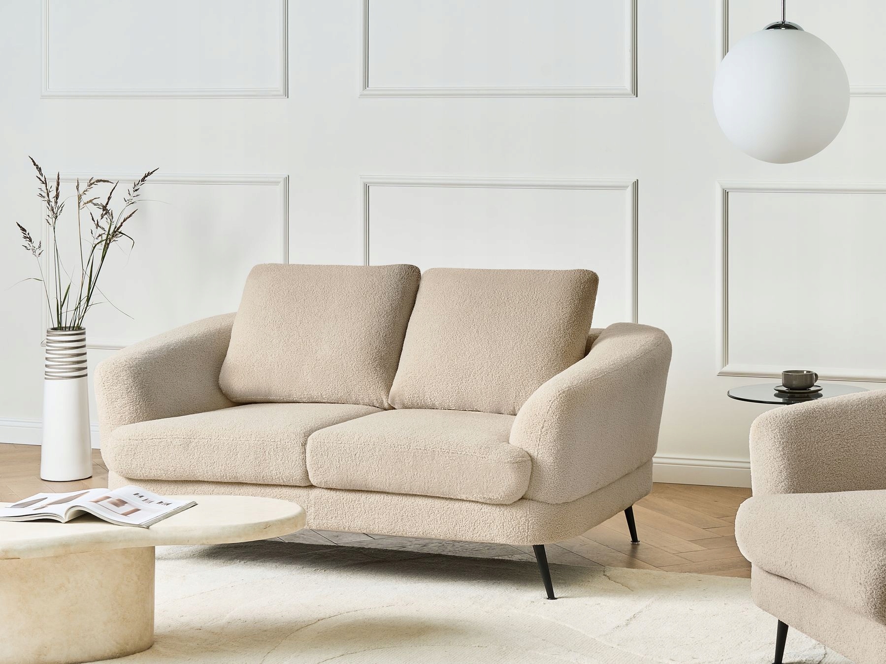 Sofa dla 2 osób KJAER Boucle Jasnobeżowy – Elegancja i komfort w Twoim domu