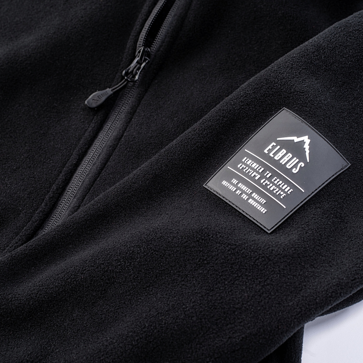 Funkcjonalne kieszenie zapinane na zamek