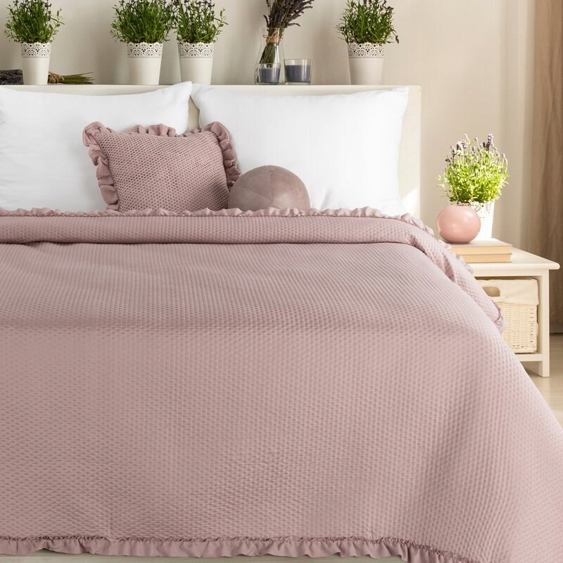 Narzuta na łóżko 170x210 cm pudrowa Falbanka – Elegancja i styl w Twojej sypialni