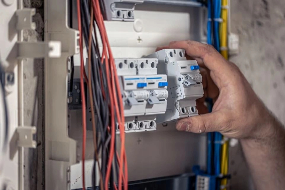 Zastosowanie wyłącznika różnicowoprądowego w budownictwie i przemyśle
