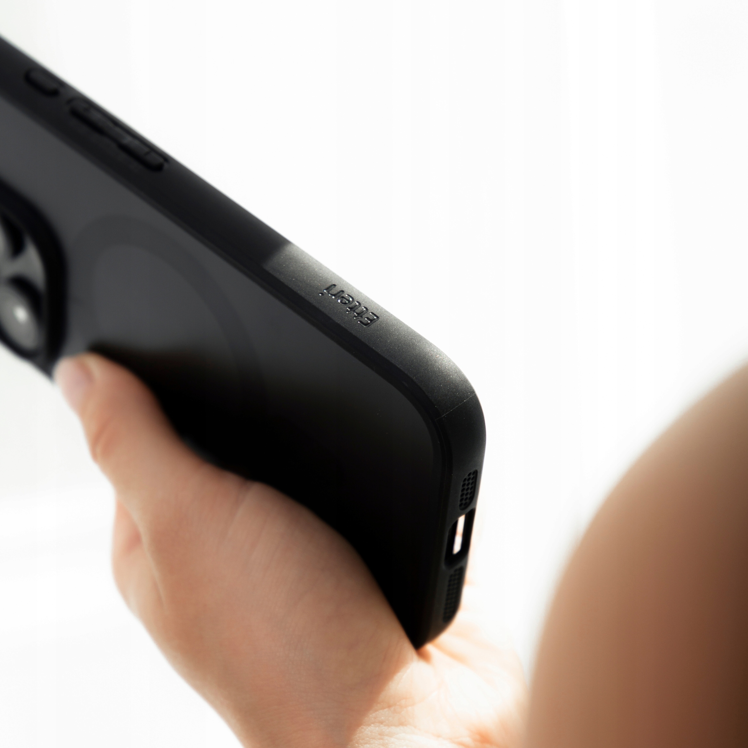 Wygodne użytkowanie – Łatwy montaż i dostęp do portów