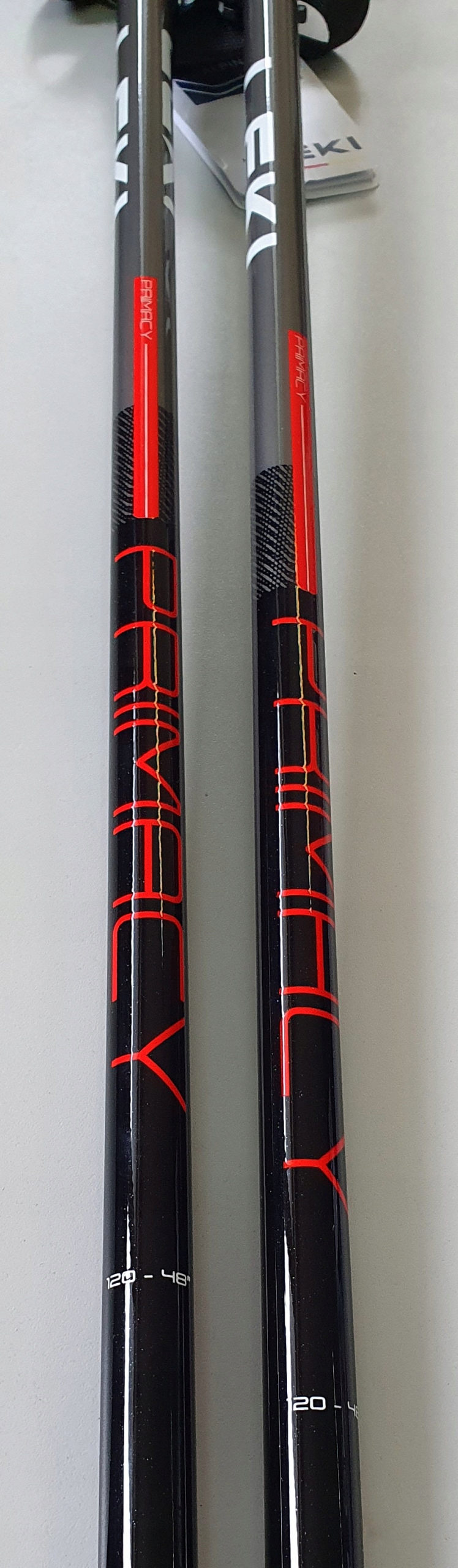 Stalowa końcówka zapewniająca przyczepność na różnych nawierzchniach