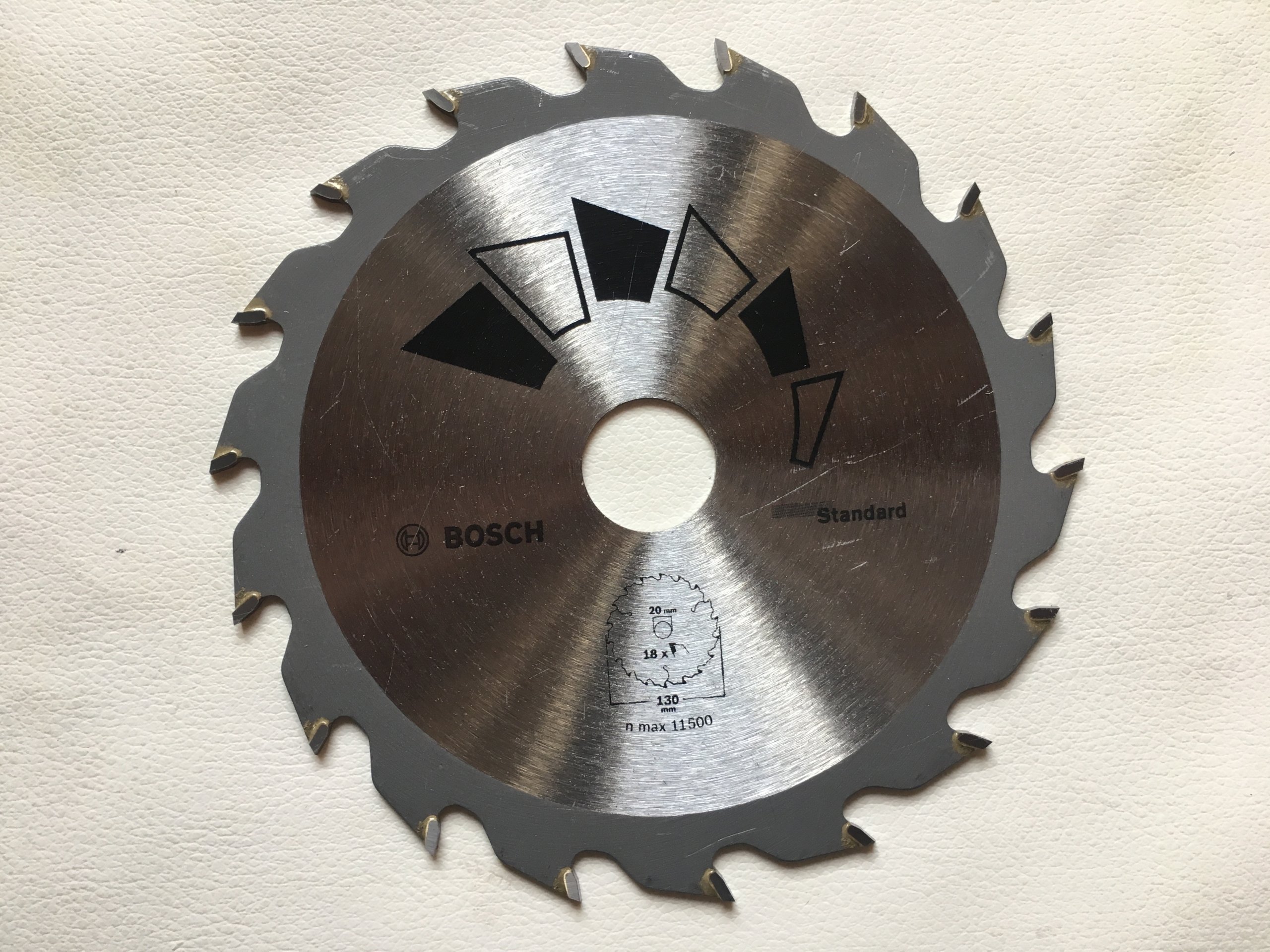 Szerokość cięcia – 2,40 mm dla precyzyjnych wyników