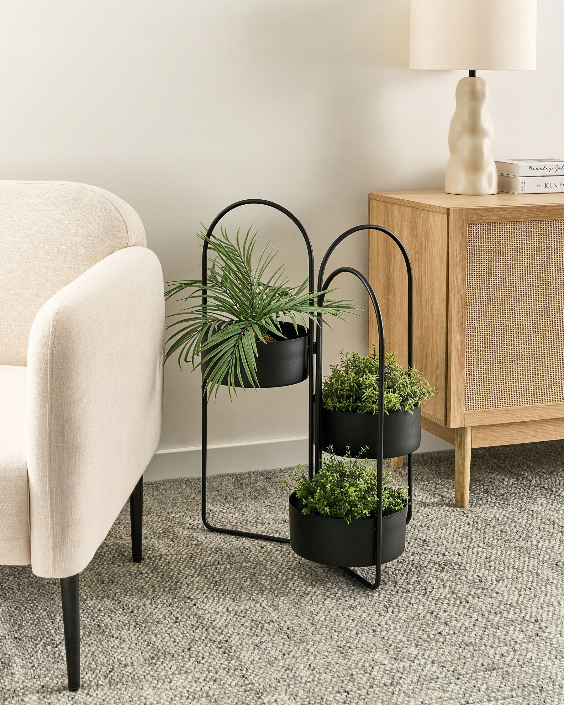 Stojak na kwiaty COLUTENA Metal 56 cm Czarny - Elegancja i funkcjonalność w Twoim wnętrzu
