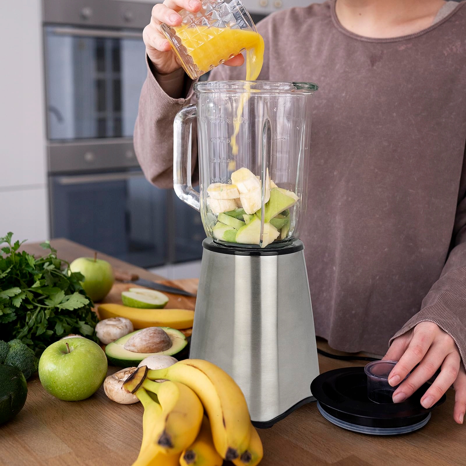 Zdejmowana pokrywa z szerokim otworem – Wygodne dodawanie składników