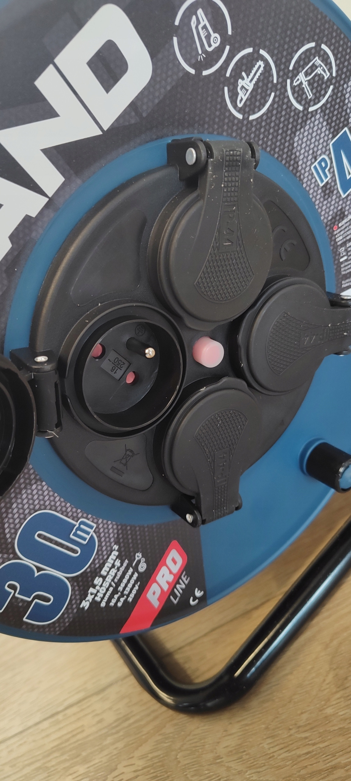 Cztery gniazda typu 2P+Z – Podłącz kilka urządzeń jednocześnie